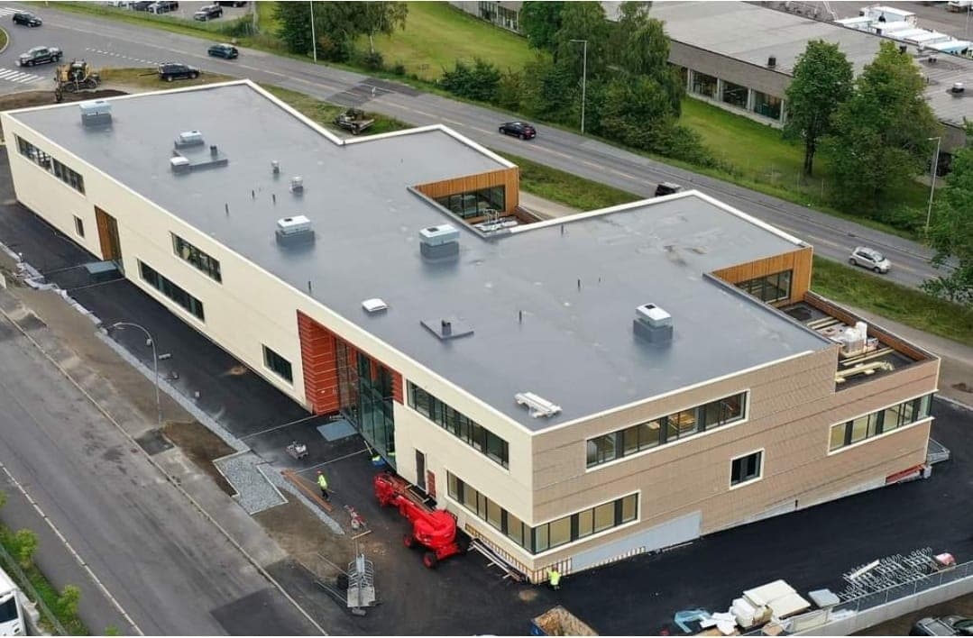 Ny membran på tak til større næringsbygg